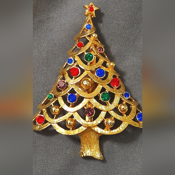 Gold Tone vintage Christmas Tree with rhinestone bulbs. Brooch Pin Holiday - Picture 1 of 4